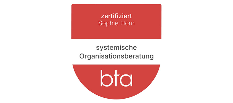 sophie-horn-coaching-yoga-wellbeing-einzelpersonen-und-teams-berlin-ueber-zertifikate-_0001_sophie_horn_badge-1